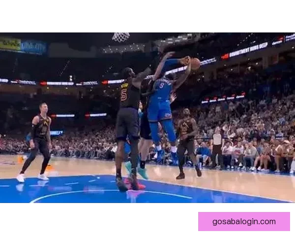 约翰-科林斯与大洛抢板时发生碰撞 已返回更衣室接受检查